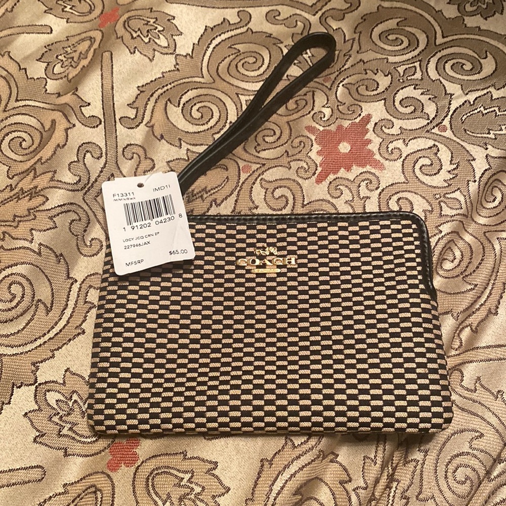 🆕 Coach wristlet